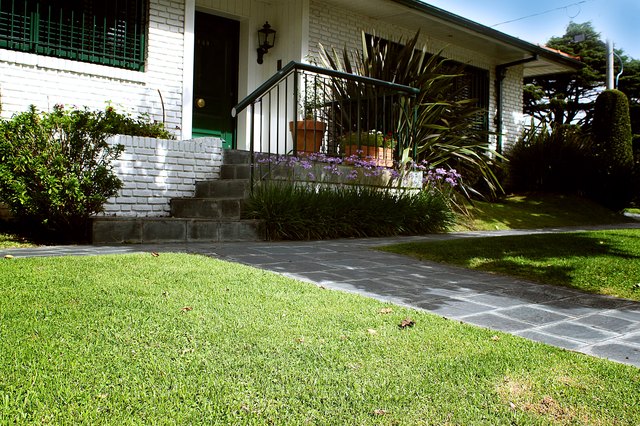 Landscaping a Sloped Front Yard (6 Steps) | eHow