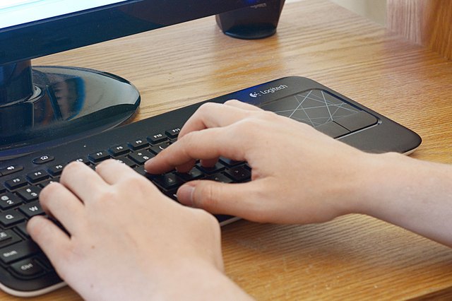 how to connect logitech wireless keyboard to laptop pc