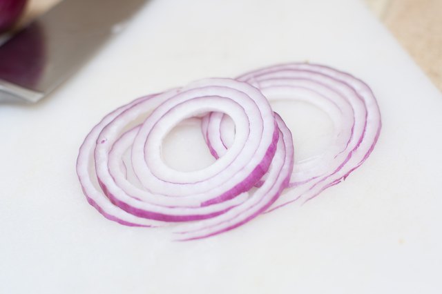 How to Thinly Slice an Onion (with Pictures) | eH