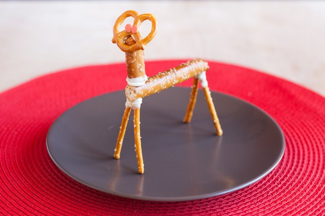 how-to-make-reindeer-out-of-pretzels-with-pictures-ehow