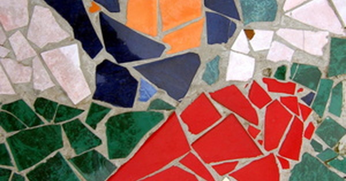 How to Make Your Own Outdoor Mosaic Table Tops | eHow UK