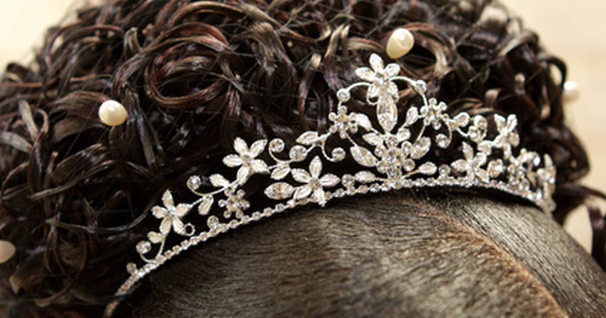 Bridal hairstyles with tiaras | eHow UK