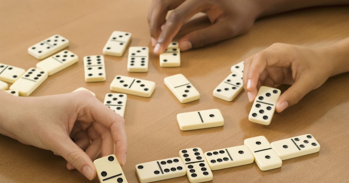 dominos game play