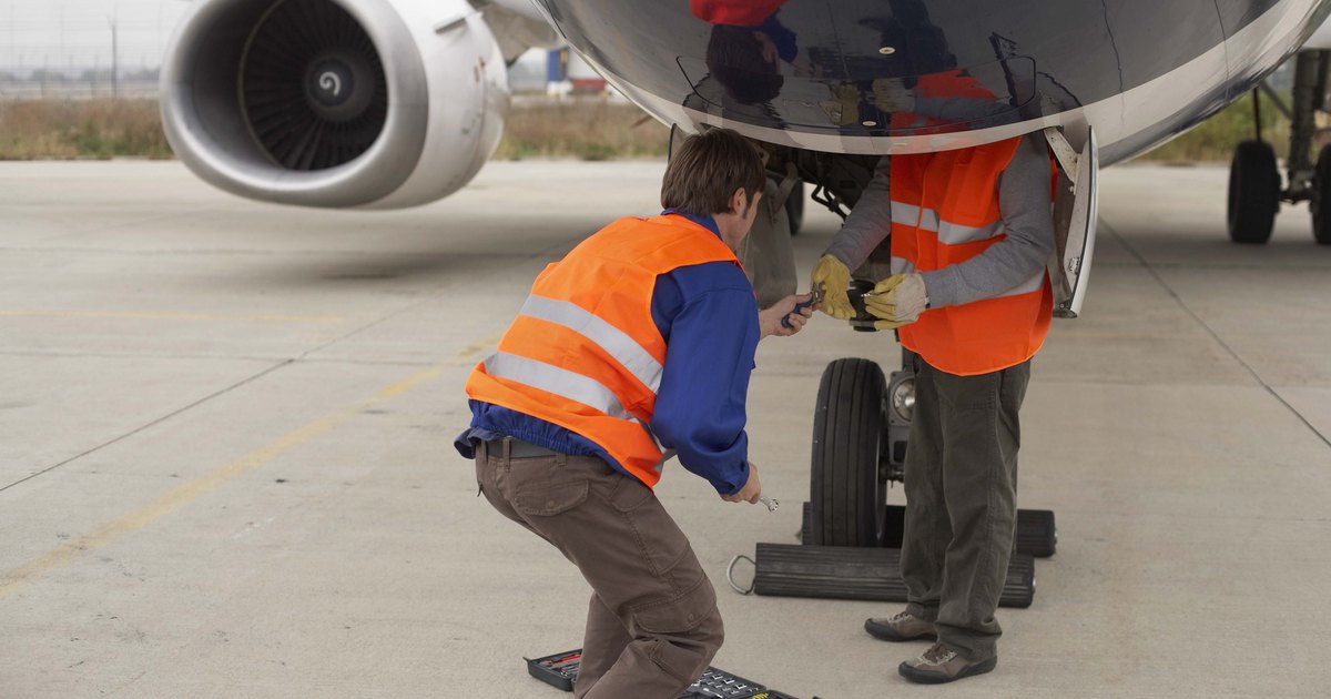 how-much-do-aircraft-mechanics-get-paid-an-hour-ehow-uk