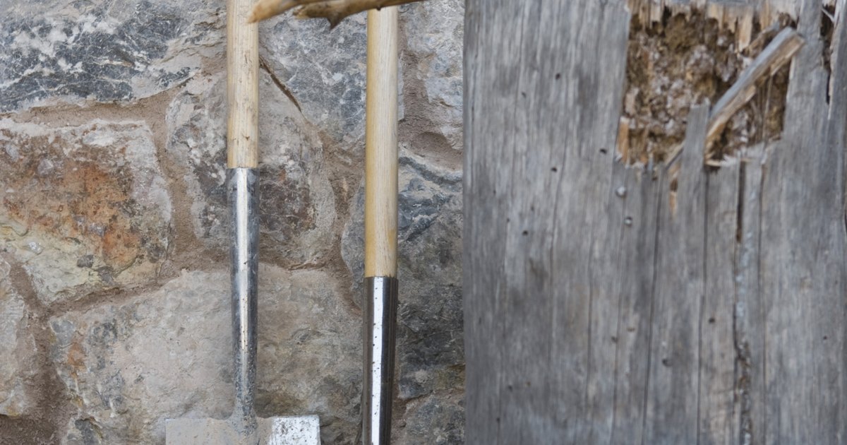 How to Change a Garden Fork Handle | eHow UK