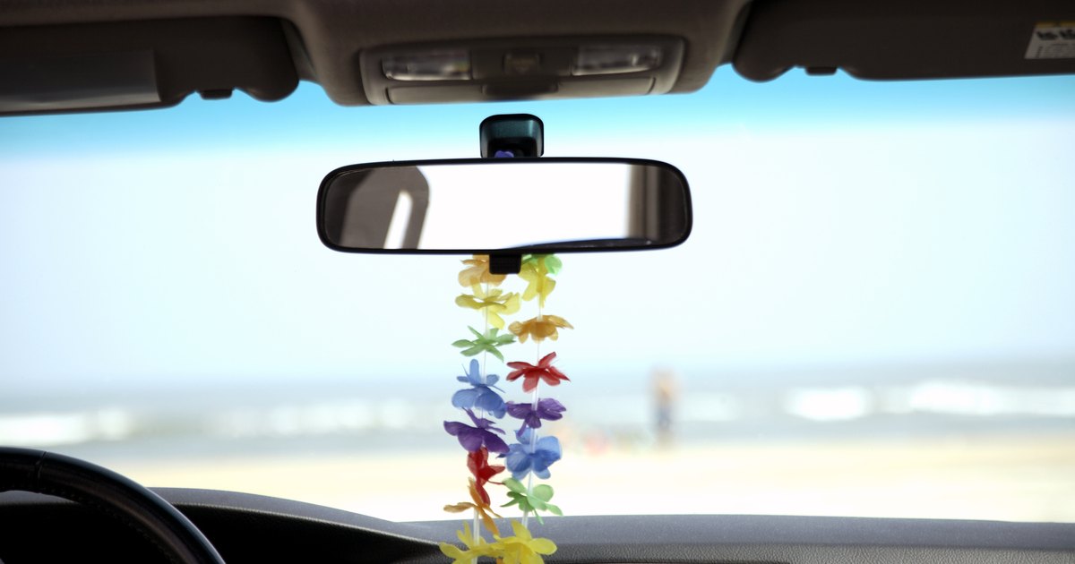 How to Remove Rear View Mirror Glue From a Windshield
