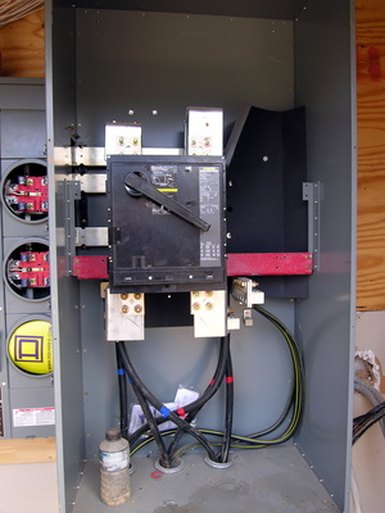 How do you hook up a 220 volt outlet