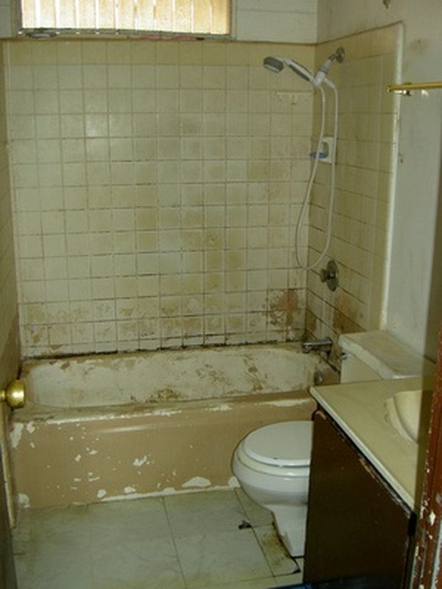 How To Repaint A Bath With Enamel Paint Ehow Uk How To Repaint A Bath With Enamel Paint