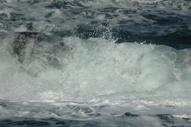 ¿Cuales son los iones más abundantes en el agua de mar?