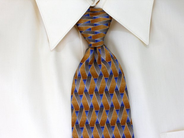 How to properly wear a tie clip How to properly wear a tie clip