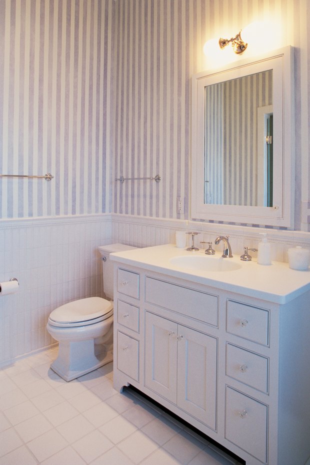 Cómo decorar un cuarto de baño con puertas de ducha de vidrio con ...