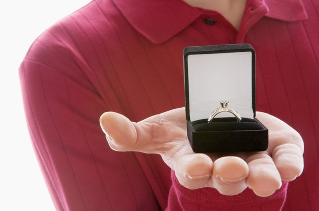 How much do used engagement rings sell for