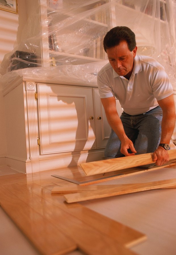 Cómo quitar fácilmente los pisos laminados viejos en los pisos de ...
