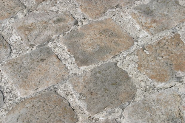 Cómo hacer una imitación de piedra en un piso exterior de hormigón ...