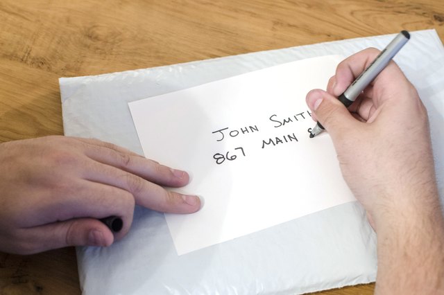 How to Use Bubble Mailers With USPS (with Pictures) | eHow