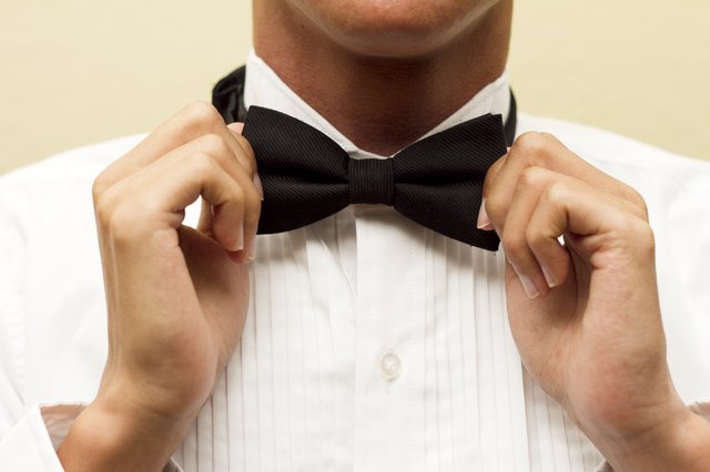 What Is the Proper Way to Wear a Bow Tie & Wingtip Collar Shirt? | eHow